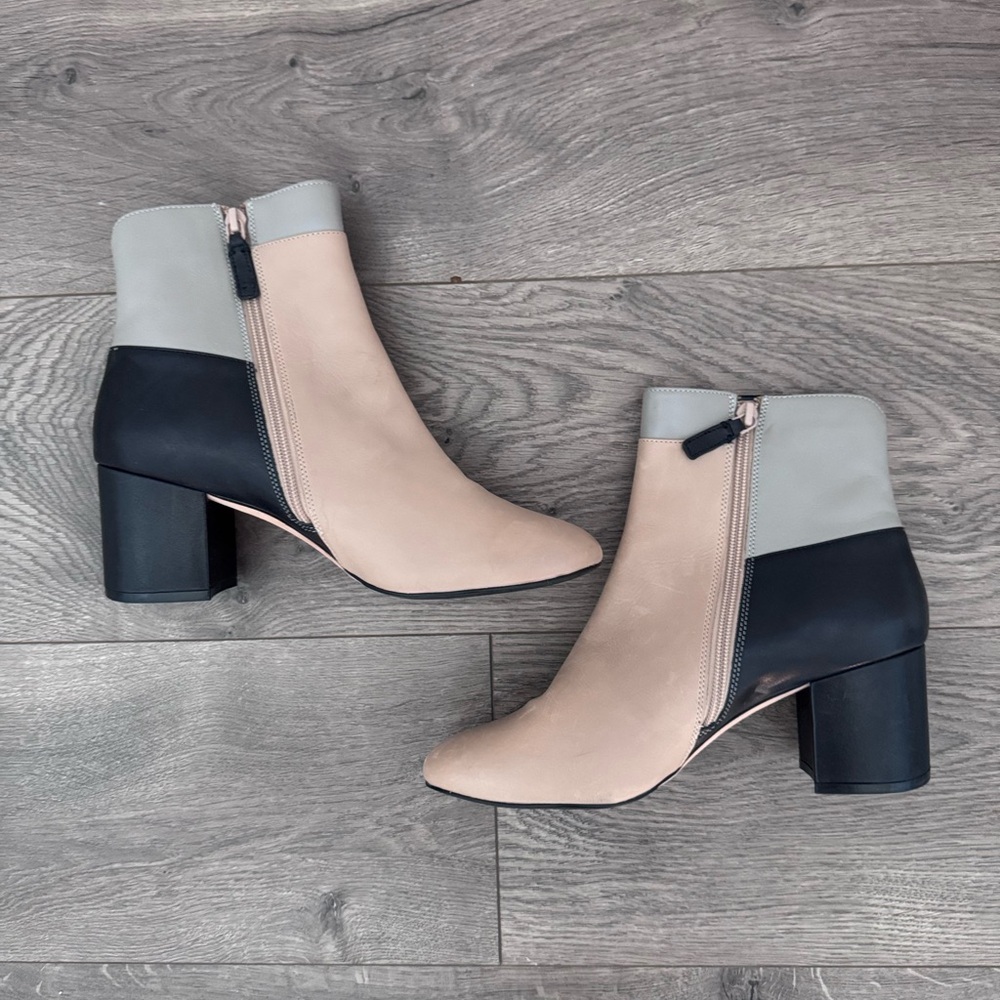 🖤COLE HAAN Ankle Bootie Arden Grand Gray/Black/Maple Color Block
Size 9